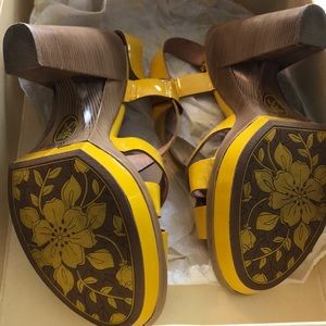 Sofft VELIA sunshine yellow EEUC worn2x